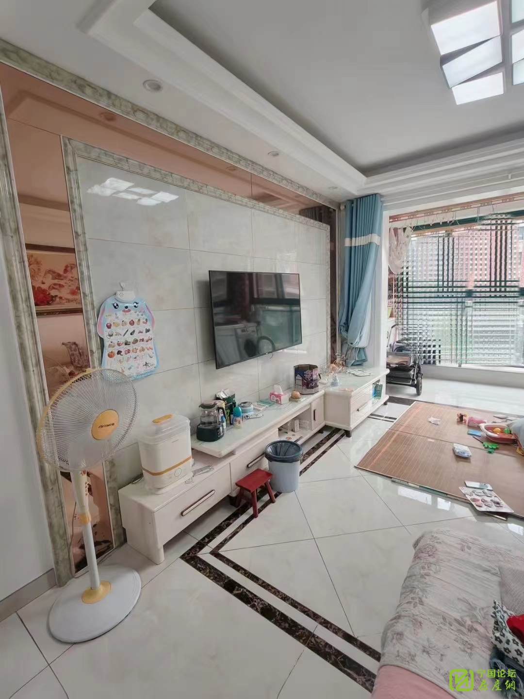 城西邻校房金宁景秀楼层佳，两室两厅白色调装修，品牌家具家电拎包入住。