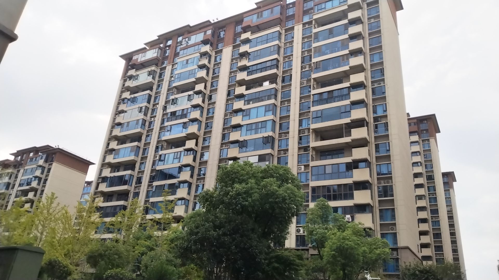 送地下车位，低价亏本出售碧桂园二期中上楼层毛坯房
